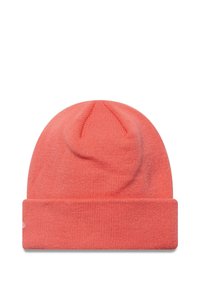 Berretto lavorato a maglia corallo con risvolto, caratterizzato da una texture liscia e una corona affusolata, adatto per un look casual.