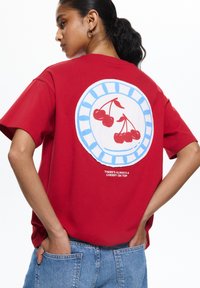 PULL&BEAR T-shirt imprimé - red