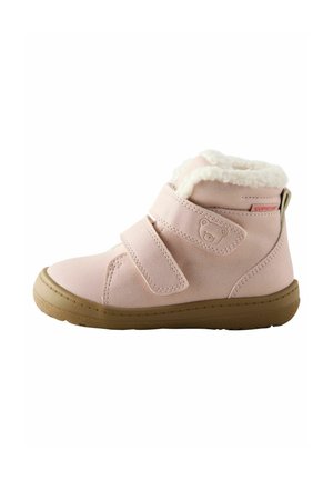 Botte d'hiver rose pour tout-petit avec semelle marron, deux bandes auto-agrippantes, doublure en polaire et petit détail ours sur le côté.
