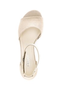 Beige Wildledersandale mit einem überkreuzten Design, offenem Zehenbereich, verstellbarem Knöchelriemen und einer gepolsterten Innensohle für Komfort.