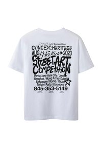 Weißes Baumwoll-T-Shirt mit schwarzer Typographie. Der Text beinhaltet "Street Art Competition" und verschiedene Städtenamen, mit einem Sternelement.