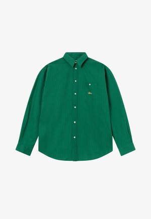 Grün gestreiftes Langarmhemd mit Button-Down-Kragen, einer Brusttasche und einem goldenen Logodetail auf der Tasche. Weicher Stoff.