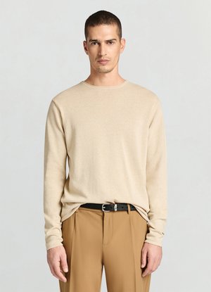 Beiges Langarmshirt aus weichem Material, mit rundem Ausschnitt und entspannter Passform, kombiniert mit brauner Hose und schwarzem Gürtel.