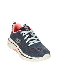 Die Skechers Go Walk Sneaker verfügen über ein navyblaues Strick-Obermaterial mit pinken Akzenten, strukturierten Netzdetails, hellblauen Schnürsenkeln und einer gepolsterten weißen Sohle.
