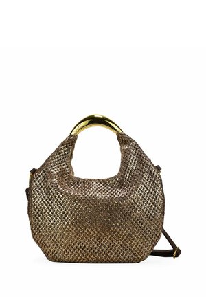 Bolso trenzado marrón con asa curva de metal dorado brillante y correa ajustable para el hombro de color marrón oscuro sobre fondo blanco.