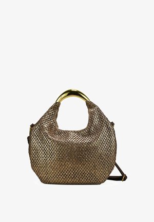 Bolso trenzado marrón con asa curva de metal dorado brillante y correa ajustable para el hombro de color marrón oscuro sobre fondo blanco.