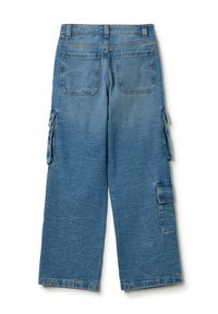 Pantalones cargo de denim azul con corte holgado, que cuentan con dos bolsillos traseros, dos bolsillos laterales y un acabado texturizado.