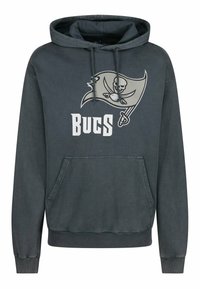 Felpa con cappuccio grigio scuro, tasca frontale, cappuccio con cordini e una grande grafica dei Buccaneers che presenta un teschio con le ossa incrociate. Materiale in cotone.