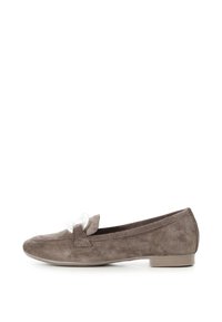 Scarpa piatta in suede di colore marrone chiaro con una texture liscia. Presenta un accento a fiocco sulla punta e un tacco basso, in un colore uniforme.