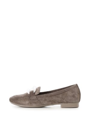 Scarpa piatta in suede di colore marrone chiaro con una texture liscia. Presenta un accento a fiocco sulla punta e un tacco basso, in un colore uniforme.