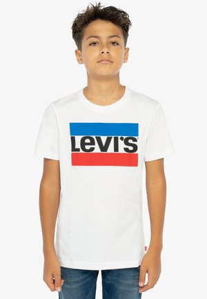 Balta medvilninė marškinėlių su horizontaliu mėlynos ir raudonos spalvų blokų dizainu, kurių centre didžiosiomis juodomis raidėmis parašyta "Levi's". Trumpomis rankovėmis.
