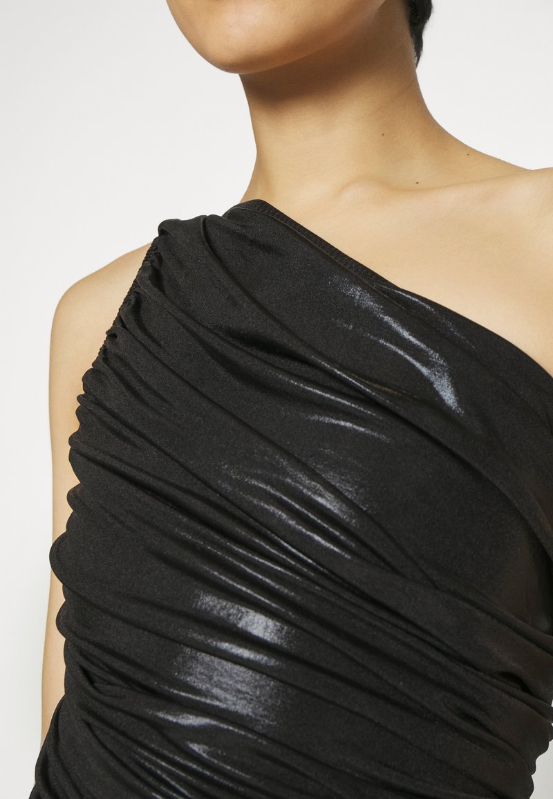 Robe noire asymétrique à une épaule, présentant un tissu froncé, une texture brillante et une silhouette ajustée. Des détails de design lisses et élégants.