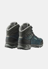 Wysokie buty trekkingowe w kolorach niebieskim i szarym, wykonane z zamszu i materiałów syntetycznych. Wyposażone w metalowe oczka, teksturowany kołnierz oraz solidne podeszwy.