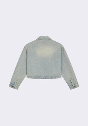 Giacca di jeans azzurro chiaro con design corto, maniche lunghe, polsini con bottoni e colletto classico. Tessuto testurizzato con una finitura sbiadita.