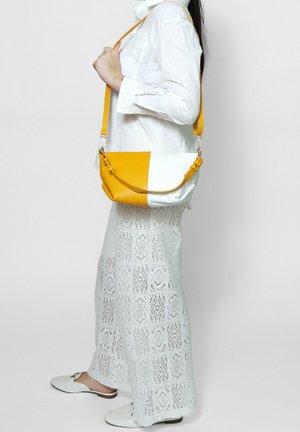 Roberta Rossi Handtas - yellow and white