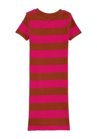 Brūnas un rozā svītrainas īsām piedurknēm kleita, ribota tekstūra, līdz ceļiem, apaļa kakla izgriezuma, horizontāli sakārtotas krāsas.