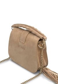 Geantă de mână din suede bej, cu mânere împletite în partea de sus, curea din lanț cu tonuri de aur și detaliu cu ciucure. Prezintă o închidere cu clapetă și logo embosat.