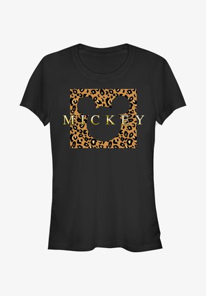 Sort t-shirt med korte ærmer, der har et kvadrat med leopardprint, en silhuet af Mickey Mouse og ordet "MICKEY" i gyldne bogstaver.