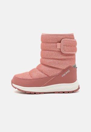 Botte d'hiver matelassée rose avec sangle ajustable, semelle blanche et logo Viking sur le côté, conçue pour temps froid et utilisation en extérieur.