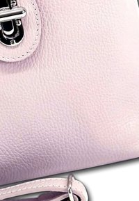 Lichtroze leren handtas met een gestructureerde afwerking, voorzien van een zilverkleurige metalen sluiting en een verstelbare strap.