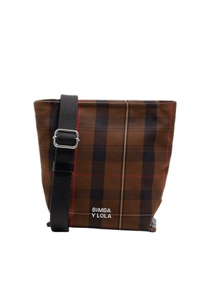 Bolso tote de cuadro marrón con correa negra que presenta una hebilla plateada, con la marca "BIMBA Y LOLA". La textura del tejido es suave y ligera.