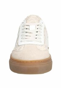 Schnürsneaker aus hellbeigem Wildleder und Schnürungen, weißen Ösen und einer tanfarbenen Gummisohle mit subtilen Textur- und Musterdetails.