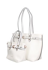 Set di borse in ecopelle bianca che include una grande borsa a mano con rifiniture nere e una borsa più piccola abbinata. Entrambe hanno manici doppi e hardware in tono oro.