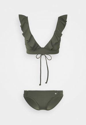 Conjunto de bikini verde oliva con un top con volantes, escote en V y lazo ajustable, y braguitas a juego con detalle de fruncido en los laterales.