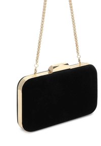 Clutch din catifea neagră cu o formă rectangulară, accesorii din aur și o curea în lanț. Dispune de un sistem de închidere cu clemă și o textură de suprafață netedă.