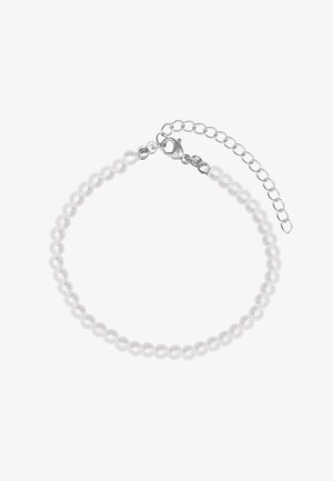 Balta perlų apyrankė su sidabriniu užsegimu ir reguliuojama grandinėle, kurioje yra lygūs, apvalūs perlai ir subtilus žvilgesys.