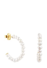 Złote kolczyki koła ozdobione równomiernie rozmieszczonymi białymi perłami, przedstawione z przodu i z boku na białym tle.