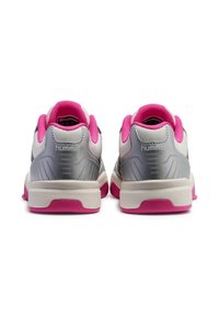 Zapatillas deportivas grises y blancas con detalles en rosa, que cuentan con un collarín acolchado y un talón texturizado, diseñadas para ofrecer comodidad y soporte.