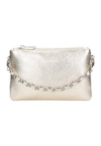 Srebrna torebka kopertówka o metalicznym wykończeniu, z teksturowaną powierzchnią, zamykana na zamek i z srebrnym łańcuszkiem. Kompaktowy prostokątny kształt, bez dodatkowych ozdób.