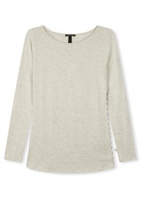 Camisa de manga larga gris claro con cuello redondo, hecha de tela suave, que presenta aberturas laterales y un sutil patrón texturizado.