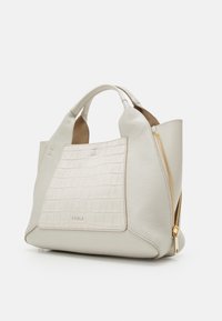 Borsa a mano in pelle grigio chiaro con dettaglio frontale testurizzato e cerniera. Presenta due manici arrotondati e una forma strutturata.