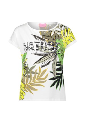 T-shirt en coton blanc avec un imprimé de feuilles tropicales colorées en vert et jaune, avec le mot "NATURE" en gras noir. Manches courtes.