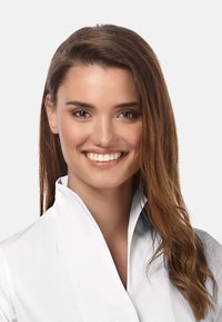 Chemise à col blanc avec une texture lisse. Une femme avec de longs cheveux bruns sourit, montrant ses dents sur un fond clair uniforme.