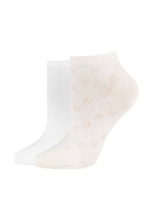 Paar Knöchelsocken, eine schlicht weiß und die andere beige mit subtiler Blumenmusterung, nebeneinander auf weißem Hintergrund dargestellt.