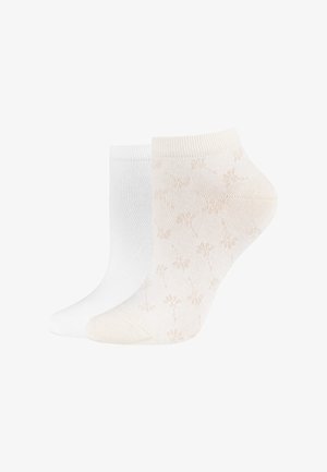 Een paar enkelsokken, één effen wit en één beige met een subtiel bloemmotief, naast elkaar weergegeven op een witte achtergrond.