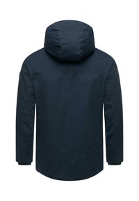 Marineblå vandtæt jakke med hætte, lange ærmer og elastiske manchetter. Har en lige skæring og en glat tekstur med minimal detaljering.
