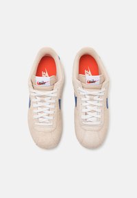Nike Sportswear CORTEZ VINTAGE SUEDE - Tenisice - sanddrift/game royal/muslin/med brown/white