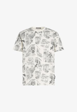 Lyhytnuorisella t-paidalla valkoisesta kankaasta, jossa on mustat luonnokset rakennuksista ja kahviloista, joissa on yksityiskohtaisia arkkitehtonisia elementtejä ja vaihtelevia kuvioita.