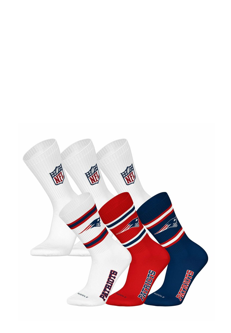 Tre par av strumpor: två vita med NFL-logotyper, en röd med Patriots-ränder och en marinblå med Patriots-logotyp. Blandmaterial av bomull.