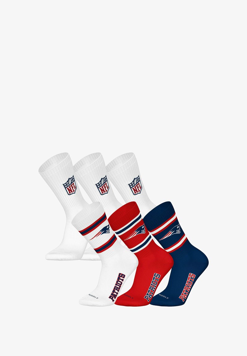 Tres pares de calcetines de tripulación: dos en blanco con logotipos de la NFL, uno rojo con rayas de los Patriots y uno azul marino con el logotipo de los Patriots. Material de mezcla de algodón.