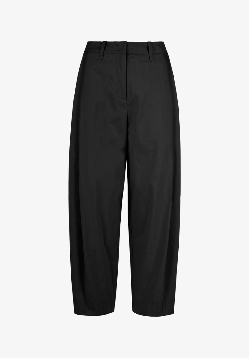 Zwarte hoge taille broek met een relaxte pasvorm, voorzien van riemlussen, een ritssluiting en een gladde stoftextuur. Geen patronen of versieringen.