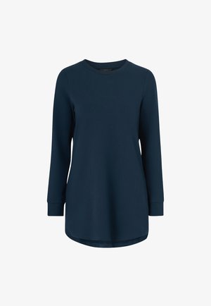 Donkerblauwe longsleeve shirt van zacht katoen, met een ronde halslijn en een afgeronde zoom met zijsplitten voor extra bewegingsgemak.