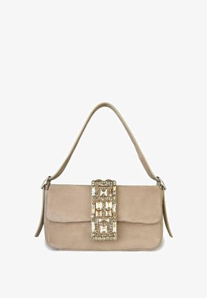 Beige Wildlederhandtasche mit einer dekorativen Strass-Schnalle vorne, einem einzigen Schulterriemen und rechteckiger Form.