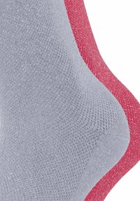 Chaussettes en tricot scintillantes de couleur gris clair et rose vif, dotées d'un tissu texturé avec une apparence en maillage et des couleurs contrastantes.