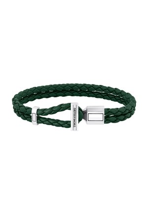 Doppeltes grünes geflochtenes Lederarmband mit silbernem Verschluss und eingraviertem "THOMAS SABO" Logo auf der Verschlussstange.