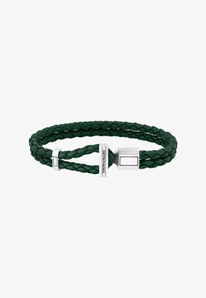 Doppeltes grünes geflochtenes Lederarmband mit silbernem Verschluss und eingraviertem "THOMAS SABO" Logo auf der Verschlussstange.